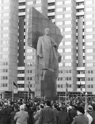 Illustration for article titled The Four-Ton Head of a Lenin Statue Was Dug Up In Berlin Today